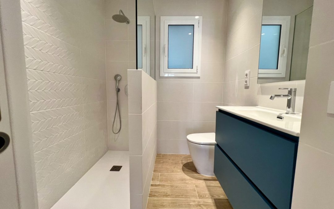 Interiorismo para Baños Pequeños: 3 Proyectos Reales que Multiplican el Espacio