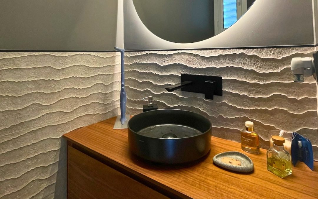 Cómo distribuir un baño principal: claves de arquitectura interior